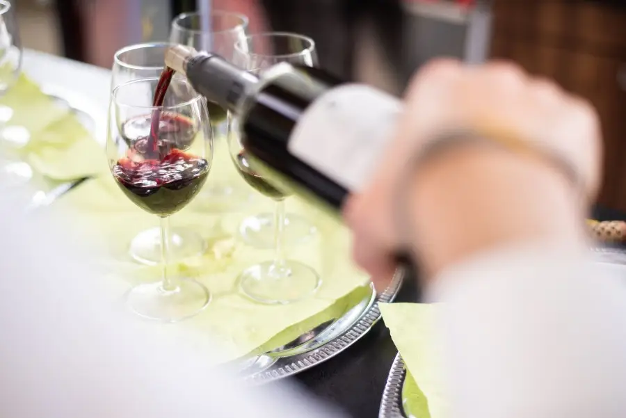 V&ouml;r&ouml;sbor felszolg&aacute;l&aacute;sa